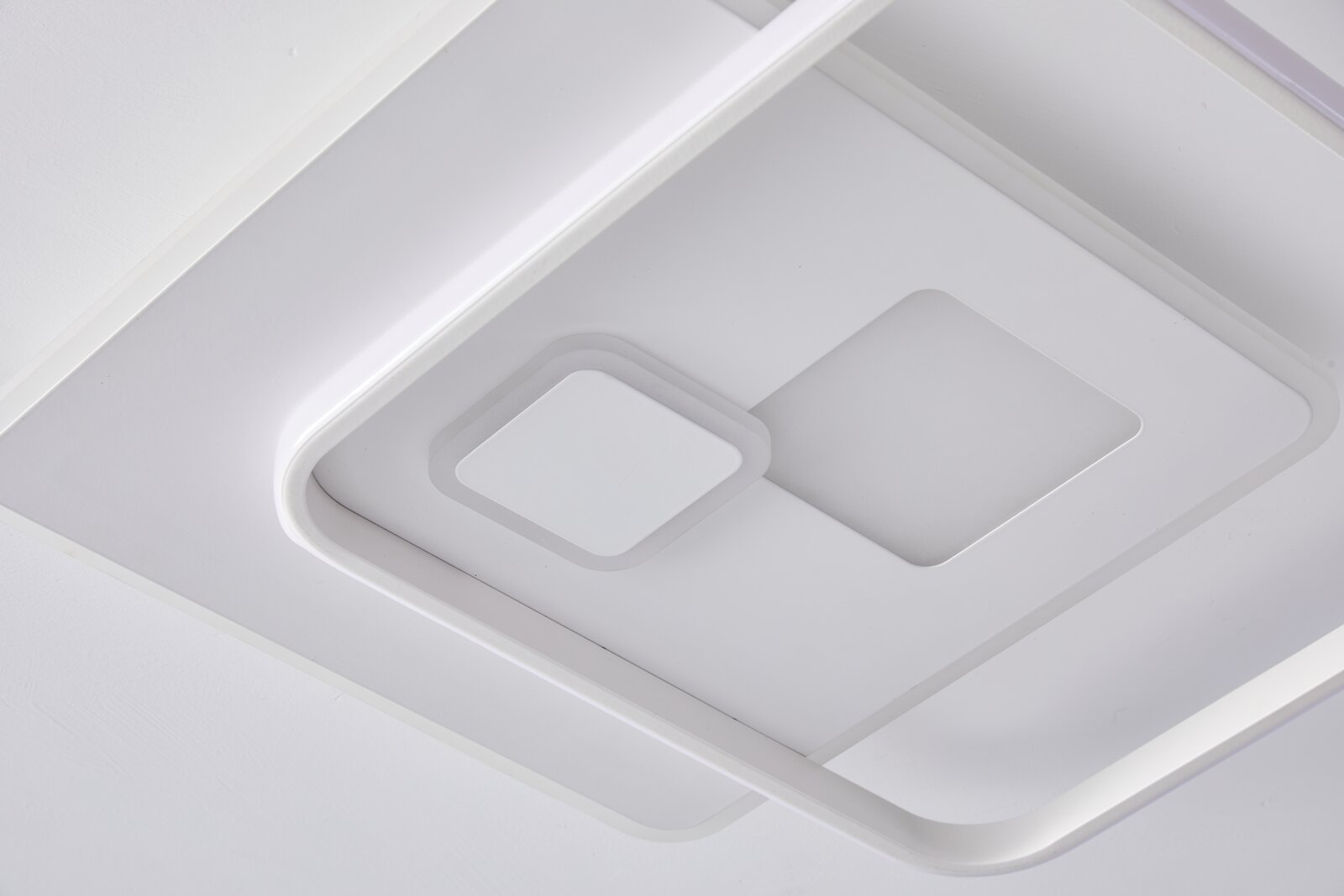 Moderne LED-Deckenleuchte in quadratischem Design, von unten betrachtet.
