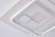 Moderne LED-Deckenleuchte in quadratischem Design, von unten betrachtet.