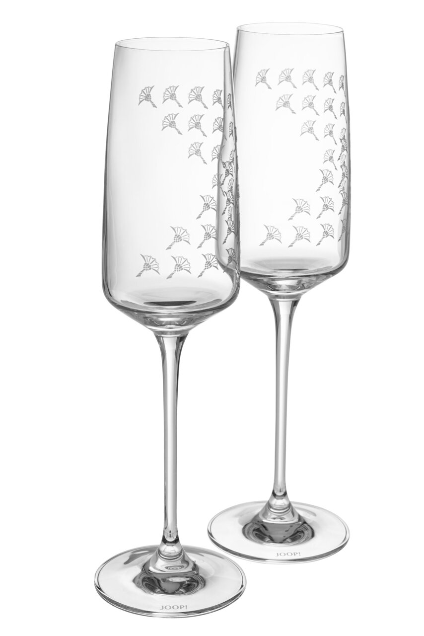 Zwei elegante Champagnergläser mit filigranem Muster, seitliche Perspektive