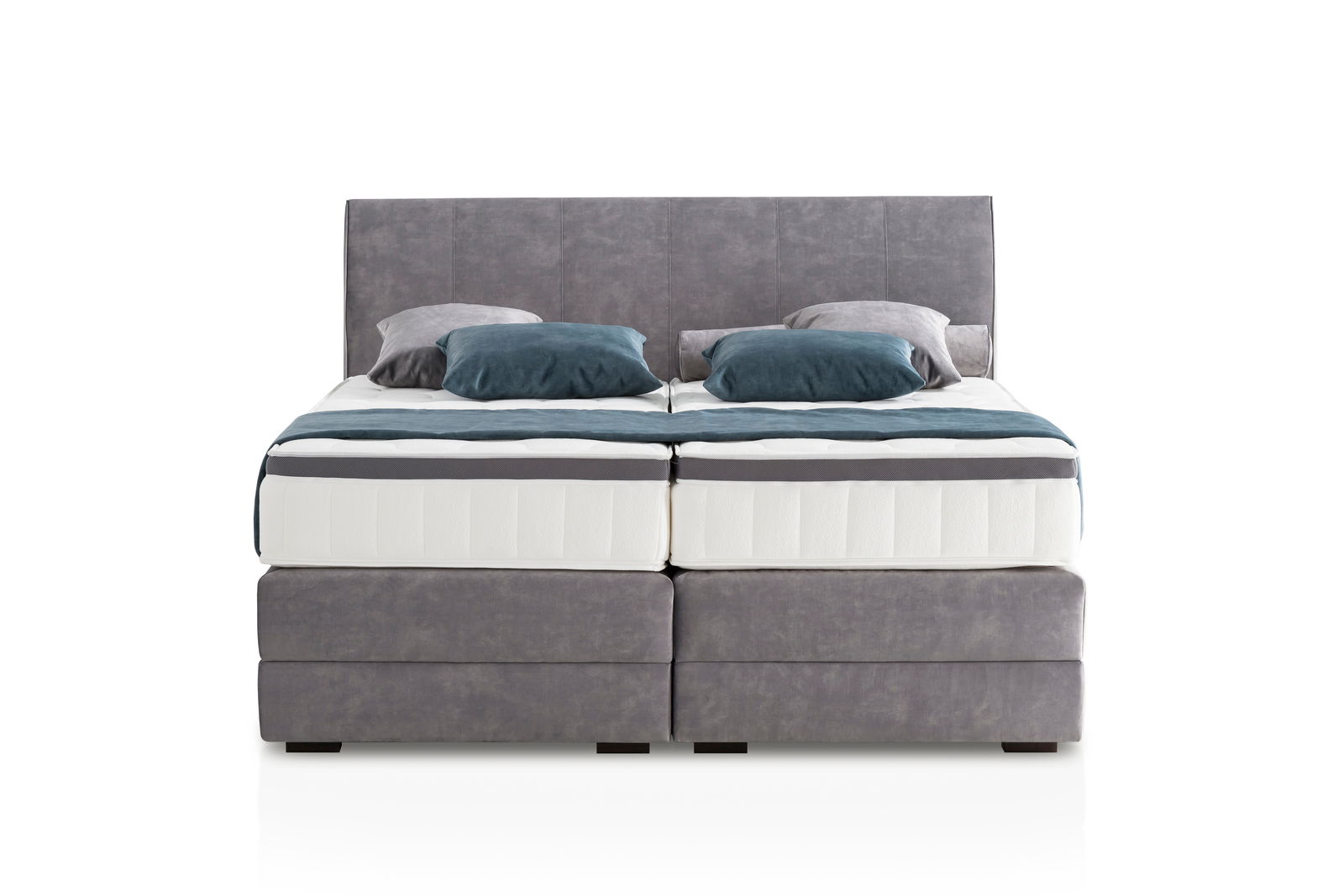 Frontale Ansicht eines grauen Boxspringbetts mit zwei Kissen und einer Decke in Blau- und Grautönen.