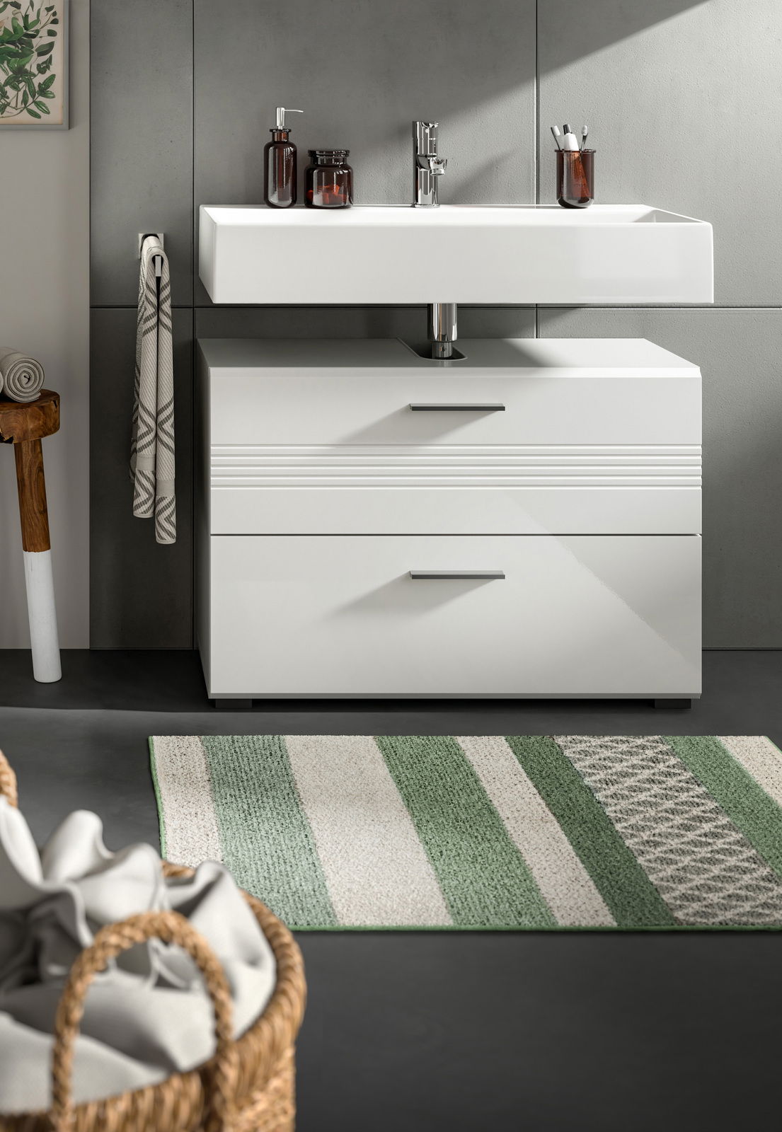 Moderner weißer Waschbeckenunterschrank mit zwei Schubladen, darauf ein rechteckiges Waschbecken mit Armaturen, aus frontaler Perspektive fotografiert.