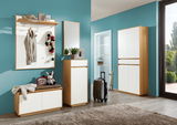 Moderne Garderobeneinrichtung mit Garderobenbank, Sitzkissen, Garderobenpaneel, Schuhschrank und Spiegel in einem hellen Raum mit blauer Wand. Perspektive von vorne.