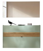 Garderoben-Set in Taupegrün mit dekorativem Vogel und zwei Kerzenhaltern, frontale Perspektive