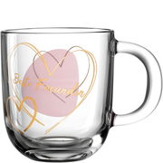 Glas-Tasse mit der Aufschrift 'Beste Freundin' in goldener Schrift, verziert mit goldenen Herzen und einem rosa Hintergrund, seitliche Perspektive.