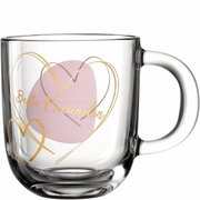 Glas-Tasse mit der Aufschrift 'Beste Freundin' in goldener Schrift, verziert mit goldenen Herzen und einem rosa Hintergrund, seitliche Perspektive.