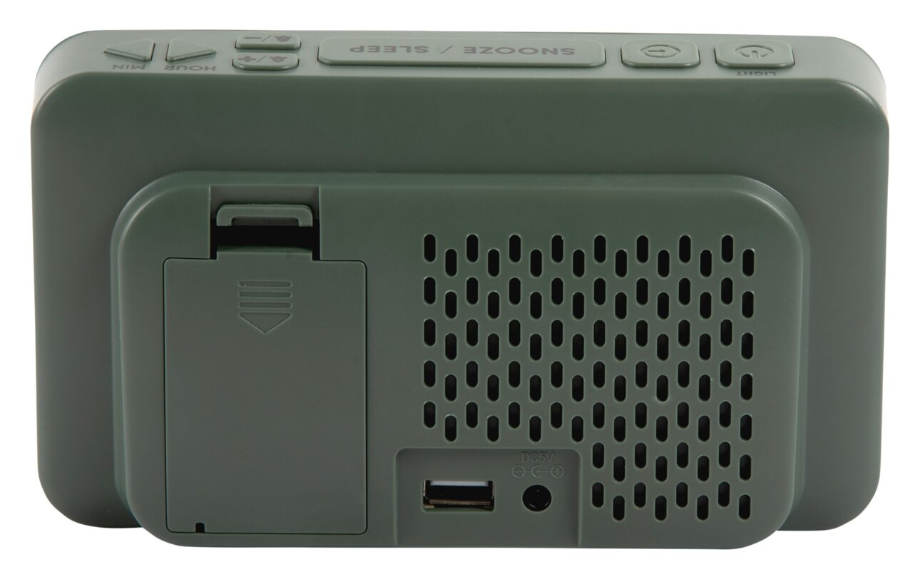 Rückansicht eines grünen Weckers mit USB-Anschluss und Batteriefach.