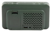 Rückansicht eines grünen Weckers mit USB-Anschluss und Batteriefach.