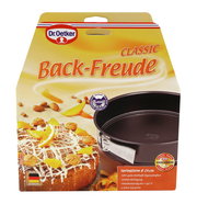 Dr. Oetker Springform 24cm aus der Serie Back-Freude, abgebildet in einer Verpackung mit einem gebackenen Kuchen und der Springform in Vorderansicht.