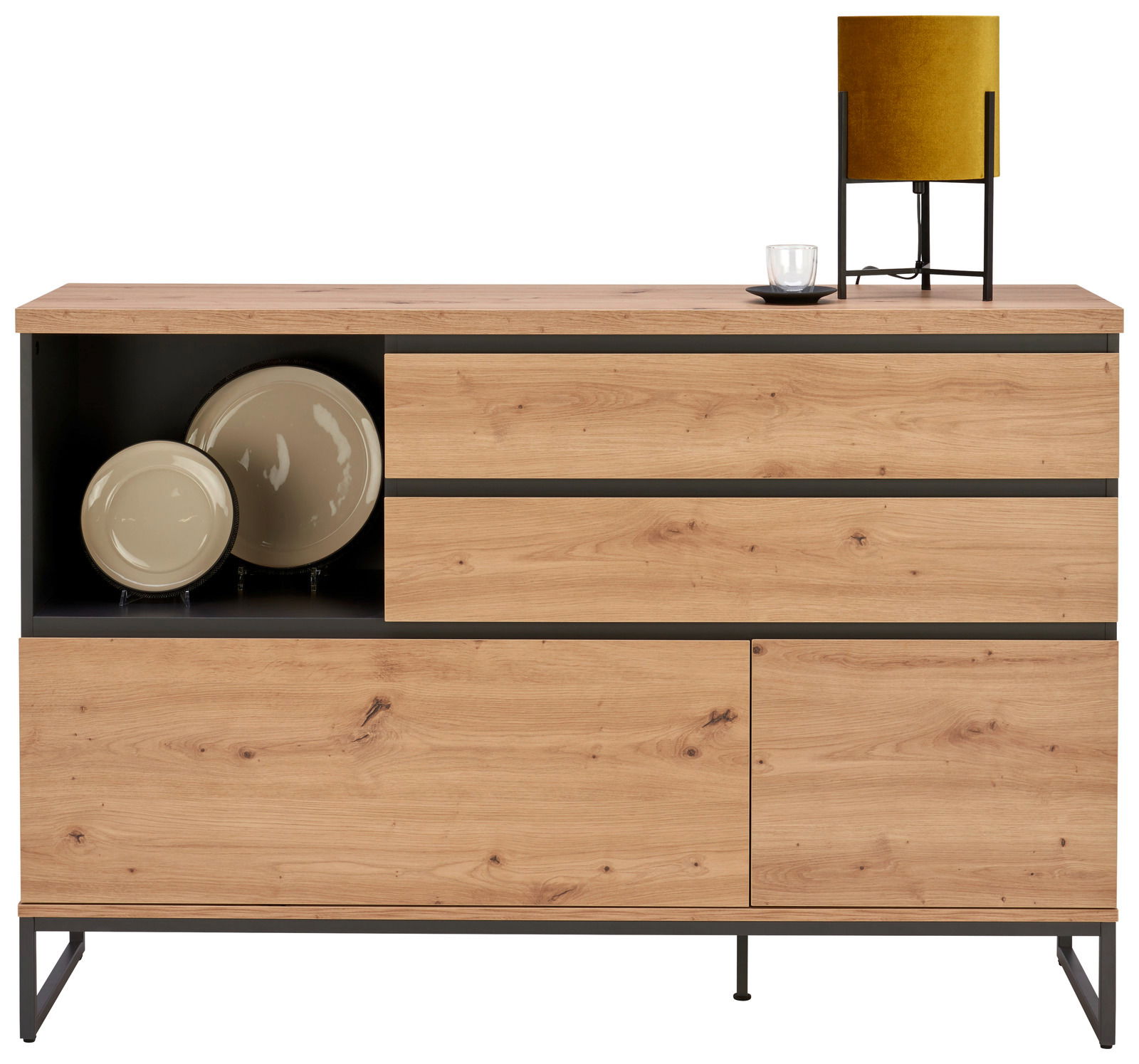 Moderne Kommode aus Holz mit offenen Fächern, dekoriert mit Tellern und einer Lampe, frontal betrachtet.