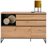 Moderne Kommode aus Holz mit offenen Fächern, dekoriert mit Tellern und einer Lampe, frontal betrachtet.