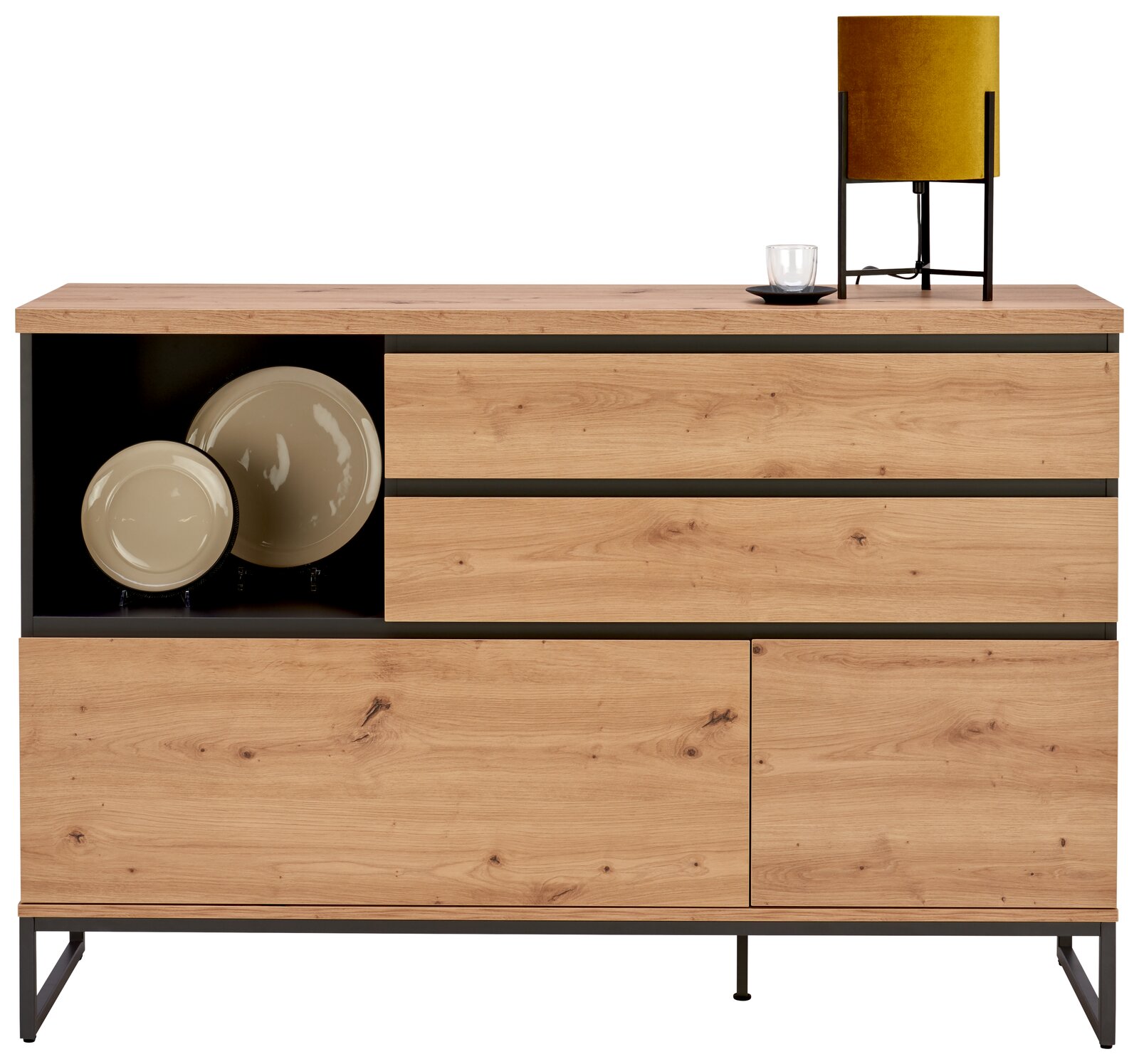 Moderne Kommode aus Holz mit offenen Fächern, dekoriert mit Tellern und einer Lampe, frontal betrachtet.