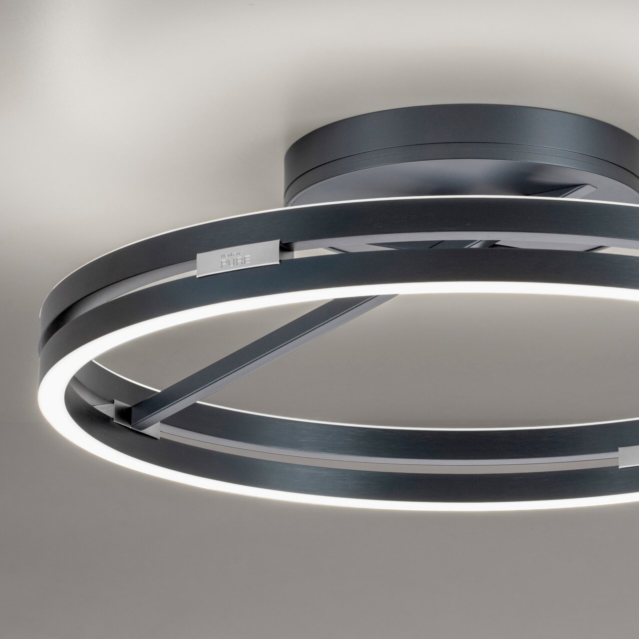 Moderne Deckenleuchte PURE Loop von Paul Neuhaus in seitlicher Perspektive, mit elegantem, kreisförmigem Design und LED-Beleuchtung.