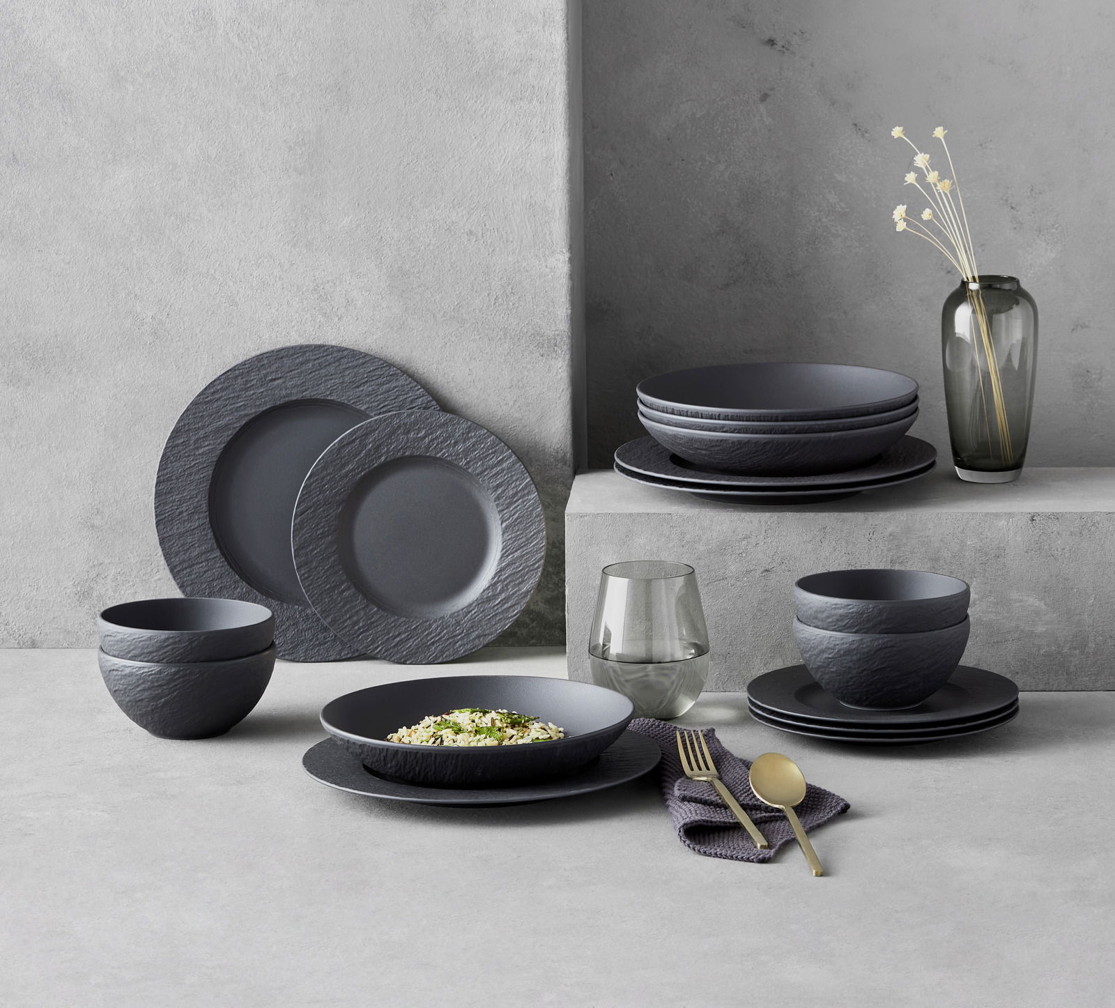Villeroy & Boch Kombiservice 20-tlg. MANUFACTURE ROCK Elegantes, dunkelgraues Geschirrset aus 20 Teilen mit moderner, strukturierter Oberfläche, präsentiert in einer stilvollen, seitlichen Perspektive.