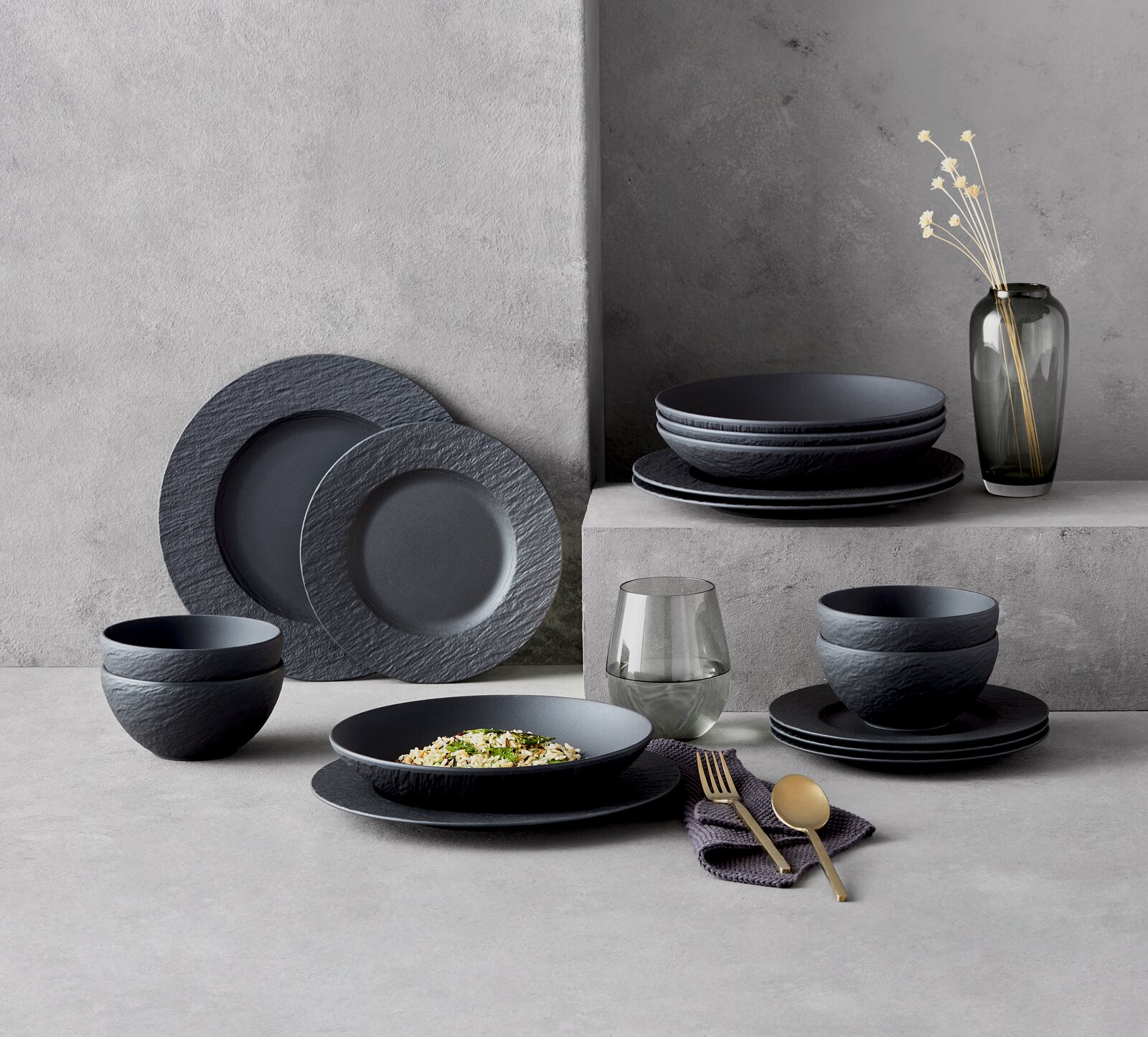 Villeroy & Boch Kombiservice 20-tlg. MANUFACTURE ROCK Elegantes, dunkelgraues Geschirrset aus 20 Teilen mit moderner, strukturierter Oberfläche, präsentiert in einer stilvollen, seitlichen Perspektive.