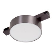 Ronde plafondlamp met mat metalen behuizing en witte diffuser, met twee rechthoekige montagearmen, getoond in schuin onderaanzicht op witte achtergrond