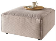 Beiger Hocker mit gerippter Oberfläche, darauf ein Tablett mit Tasse und Besteck, seitliche Perspektive