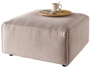 Beiger Hocker mit gerippter Oberfläche, darauf ein Tablett mit Tasse und Besteck, seitliche Perspektive