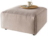 Beiger Hocker mit gerippter Oberfläche, darauf ein Tablett mit Tasse und Besteck, seitliche Perspektive