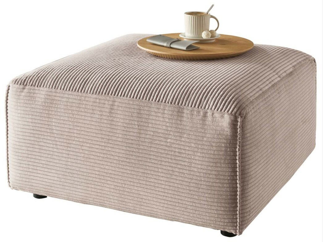 Beiger Hocker mit gerippter Oberfläche, darauf ein Tablett mit Tasse und Besteck, seitliche Perspektive