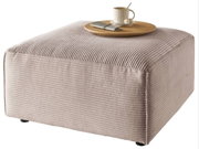 Beiger Hocker mit gerippter Oberfläche, darauf ein Tablett mit Tasse und Besteck, seitliche Perspektive