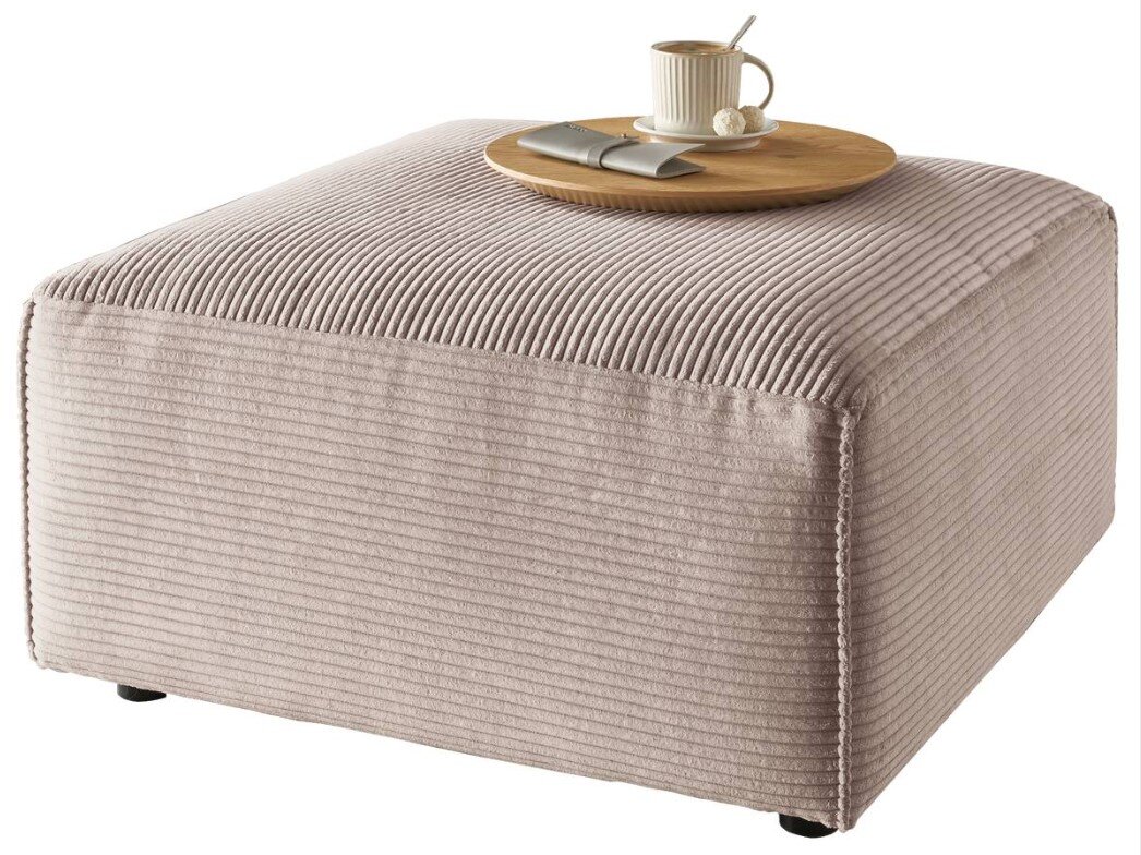 Lounge Handmade Hocker LH-EDINA Beiger Hocker mit gerippter Oberfläche, darauf ein Tablett mit Tasse und Besteck, seitliche Perspektive