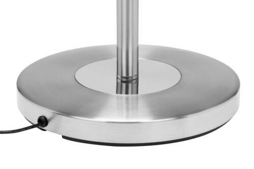 Nahaufnahme der Basis eines LED-Deckenfluters aus gebürstetem Metall mit Stromkabel, von der Seite betrachtet.