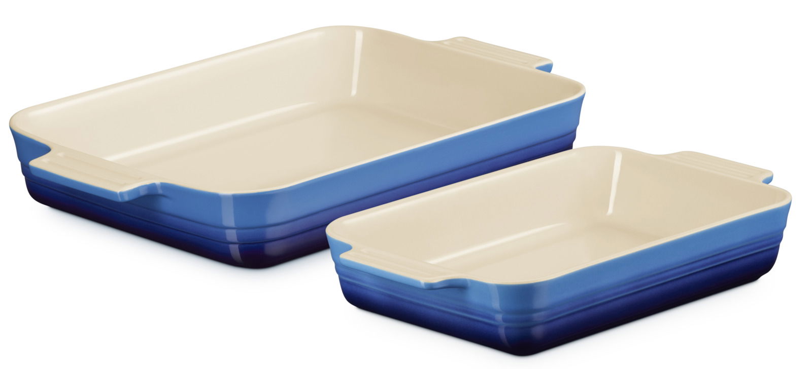 Zweiteiliges Auflaufformenset in Blau und Creme, schräg von der Seite fotografiert.