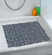 Duscheinlage in Anthrazit mit Kieselstein-Optik, von oben in einer Duschwanne fotografiert.