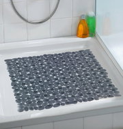 Duscheinlage in Anthrazit mit Kieselstein-Optik, von oben in einer Duschwanne fotografiert.