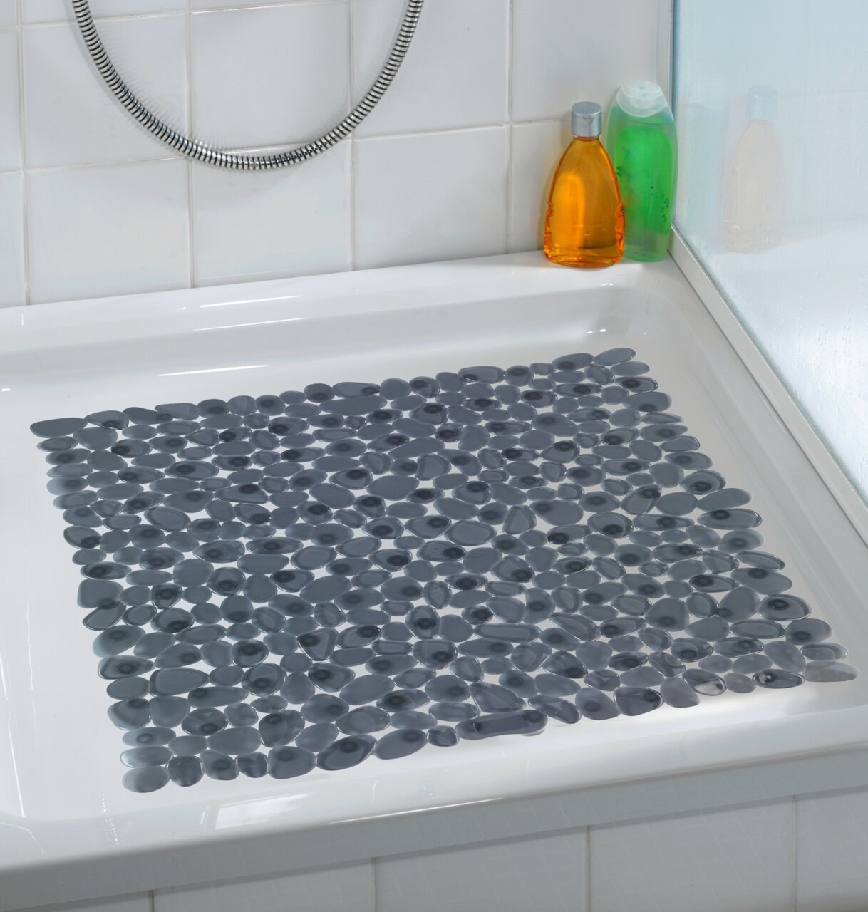 Duscheinlage in Anthrazit mit Kieselstein-Optik, von oben in einer Duschwanne fotografiert.