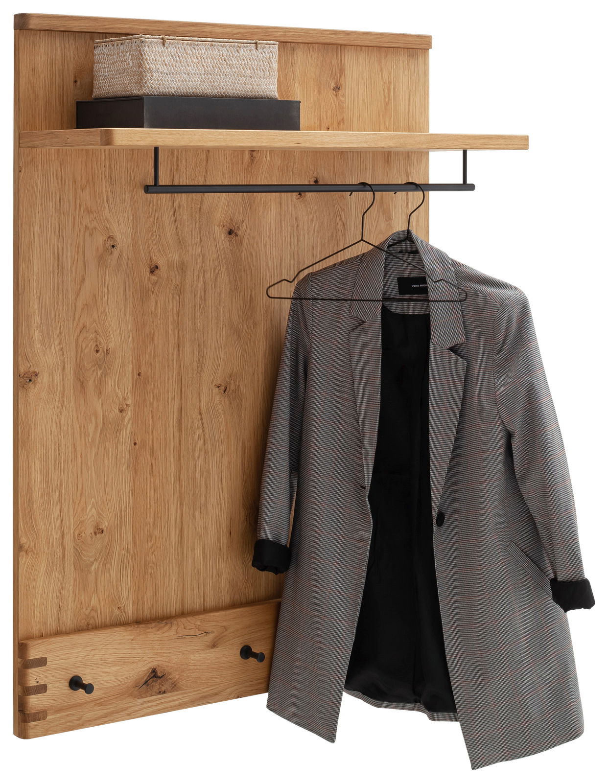 Garderobenpaneel aus Holz mit Kleiderstange und Ablage, frontal fotografiert. Ein Mantel hängt an einem Bügel, und oben steht ein Korb.