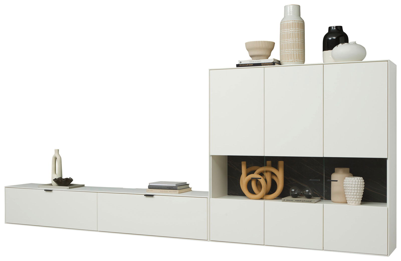 Moderne weiße Wandkombination mit mehreren Schränken und Regalen, dekoriert mit Vasen und Büchern, seitliche Perspektive