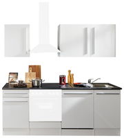 Moderner Küchenblock in Weiß mit Hängeschränken, Dunstabzugshaube, Arbeitsplatte und Spüle, frontal betrachtet.