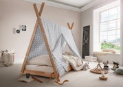 Tipibett aus Holz mit grauem Sternenstoff, seitliche Perspektive, umgeben von Kuscheltieren und Dekoration in einem hellen Kinderzimmer.