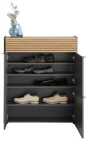 Schuhschrank Voleo Mehrzweckschrank RIO mit geöffneter Tür, zeigt mehrere Regalböden mit Schuhen, dekoriert mit Vasen auf der Oberseite, Frontalansicht.