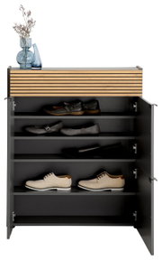 Schuhschrank Voleo Mehrzweckschrank RIO mit geöffneter Tür, zeigt mehrere Regalböden mit Schuhen, dekoriert mit Vasen auf der Oberseite, Frontalansicht.