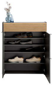 Schuhschrank Voleo Mehrzweckschrank RIO mit geöffneter Tür, zeigt mehrere Regalböden mit Schuhen, dekoriert mit Vasen auf der Oberseite, Frontalansicht.