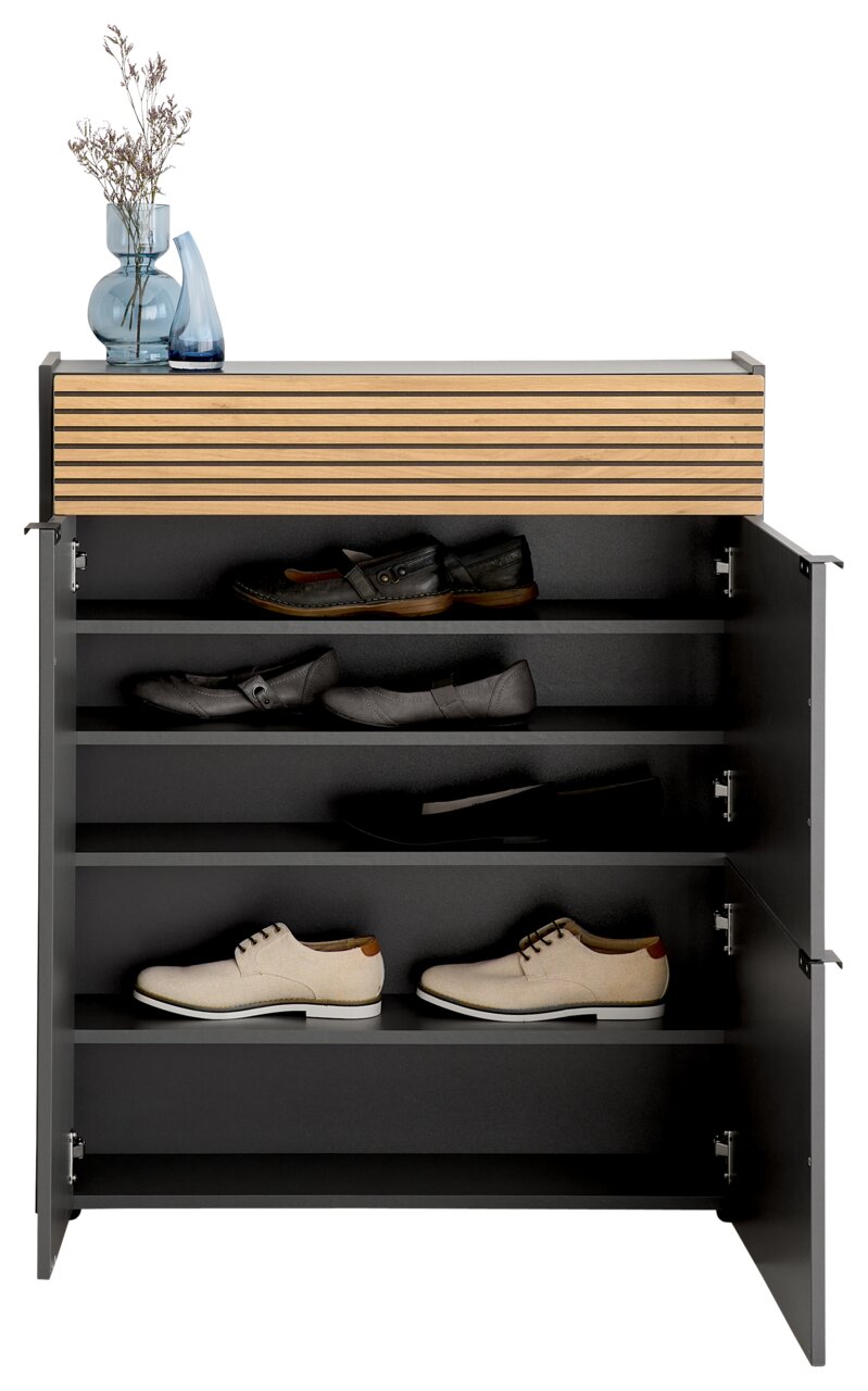 Schuhschrank Voleo Mehrzweckschrank RIO mit geöffneter Tür, zeigt mehrere Regalböden mit Schuhen, dekoriert mit Vasen auf der Oberseite, Frontalansicht.