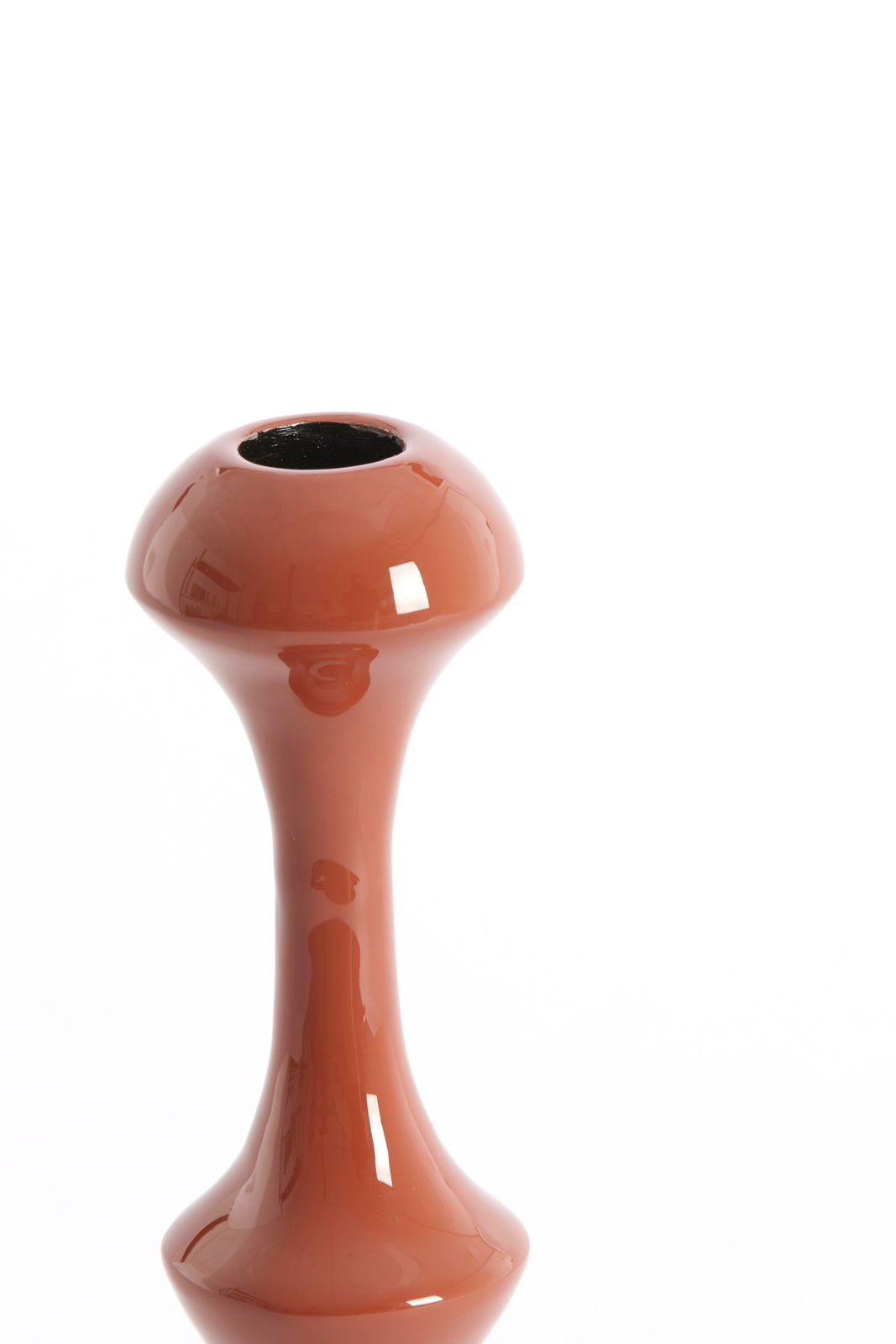 Moderner, glänzender Kerzenständer in Rot aus seitlicher Perspektive