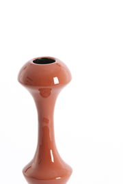 Moderner, glänzender Kerzenständer in Rot aus seitlicher Perspektive