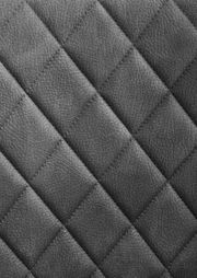 Nahaufnahme einer grauen, gesteppten Lederoberfläche in Rautenmuster.