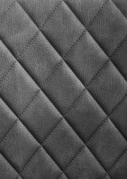 Nahaufnahme einer grauen, gesteppten Lederoberfläche in Rautenmuster.