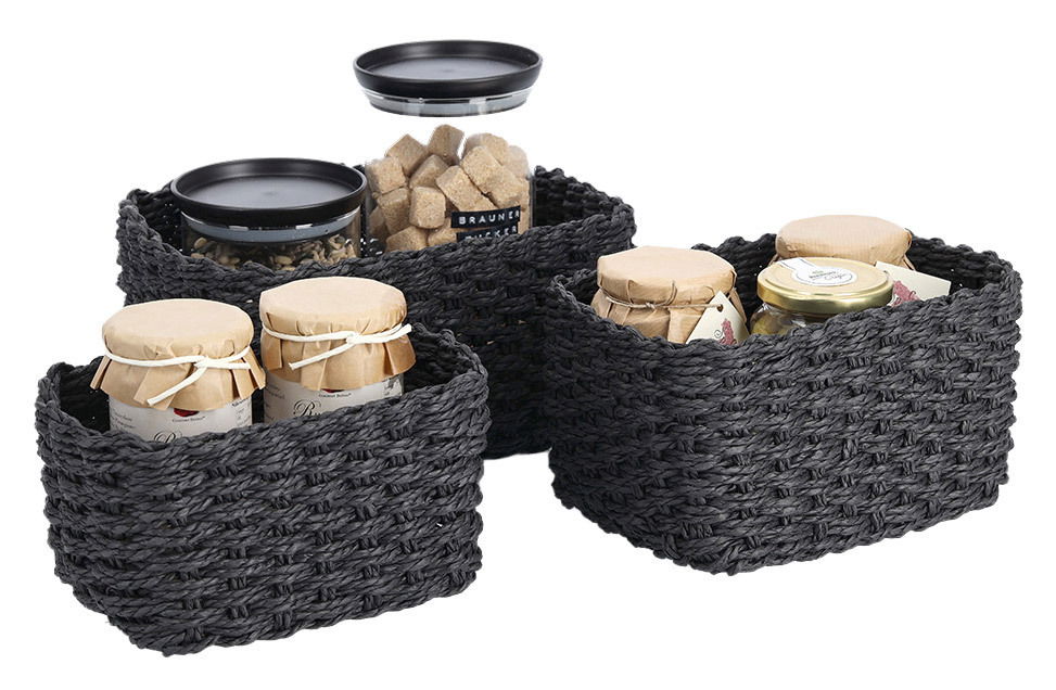 Dreiteiliges Aufbewahrungskorb-Set aus geflochtenem Material in dunkler Farbe, gefüllt mit Gläsern und Behältern, aus der Vorderansicht.