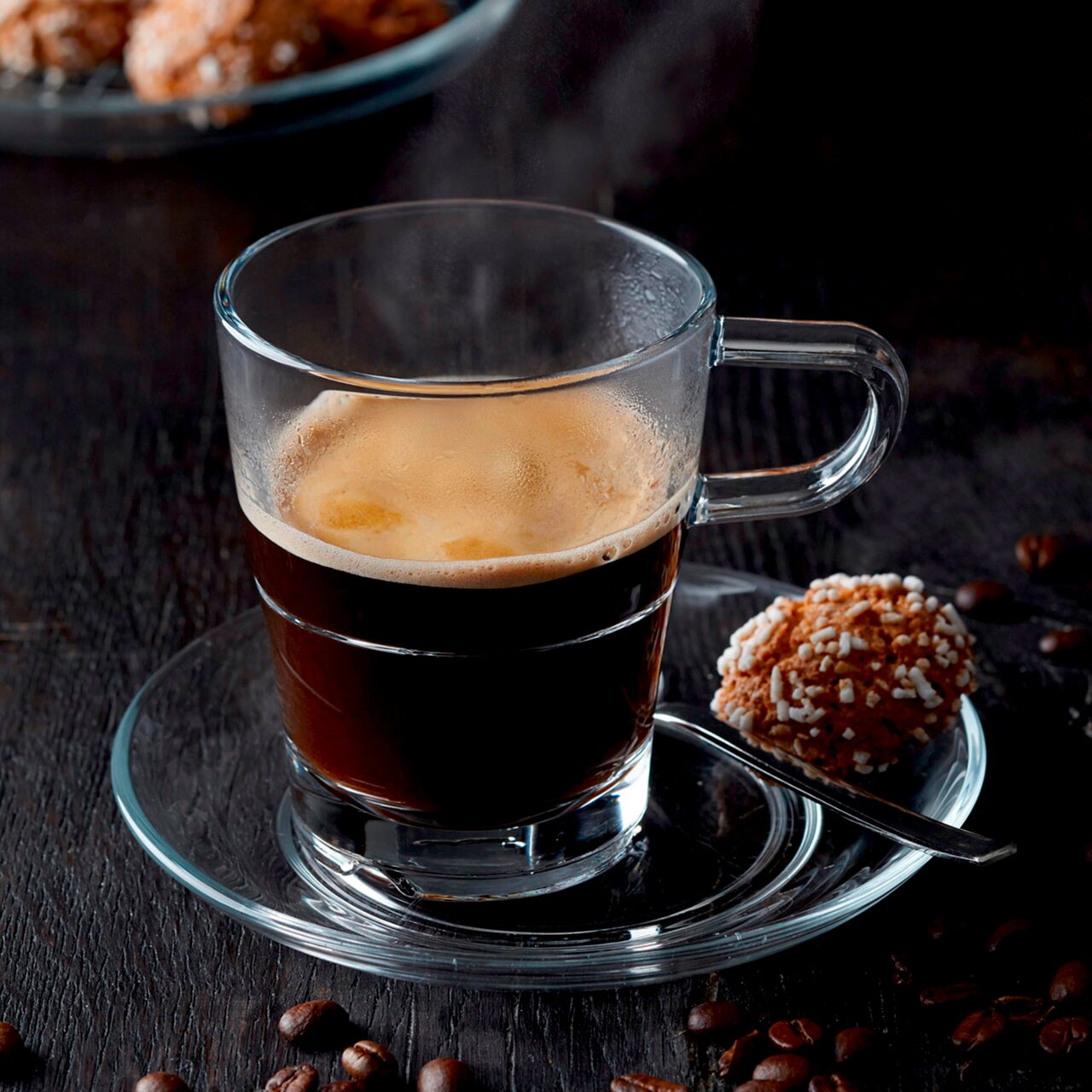 Espressotasse Senso 70ml aus Glas mit Untertasse, gefüllt mit heißem Espresso, seitliche Perspektive