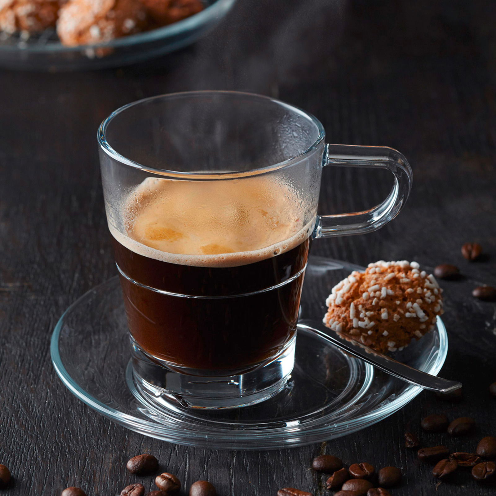 Espressotasse Senso 70ml aus Glas mit Untertasse, gefüllt mit heißem Espresso, seitliche Perspektive