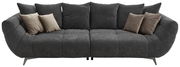 Großes, modernes Sofa in dunklem Grau mit mehreren Kissen, frontal betrachtet.