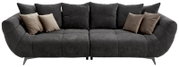 Großes, modernes Sofa in dunklem Grau mit mehreren Kissen, frontal betrachtet.