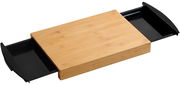 Schneidebrett aus Holz mit zwei herausziehbaren schwarzen Auffangschalen, seitliche Perspektive