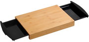 Schneidebrett aus Holz mit zwei herausziehbaren schwarzen Auffangschalen, seitliche Perspektive