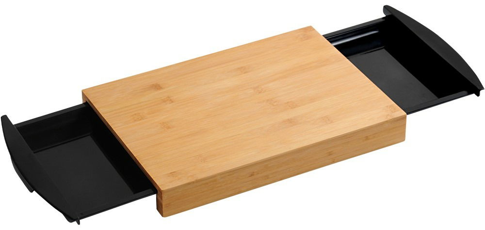 Schneidebrett aus Holz mit zwei herausziehbaren schwarzen Auffangschalen, seitliche Perspektive